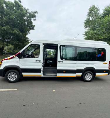 20 seater tempo travel on per km